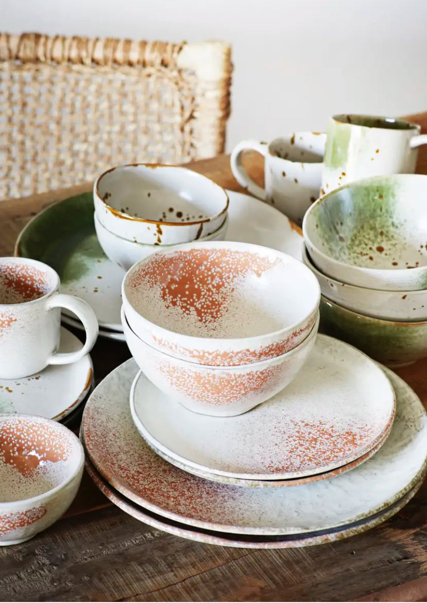 Tasse blanche et terracotta