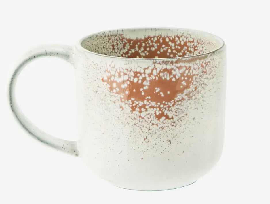 Tasse blanche et terracotta